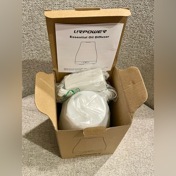 NWT Set - diffuser and essential oils - Picture 3 of 10